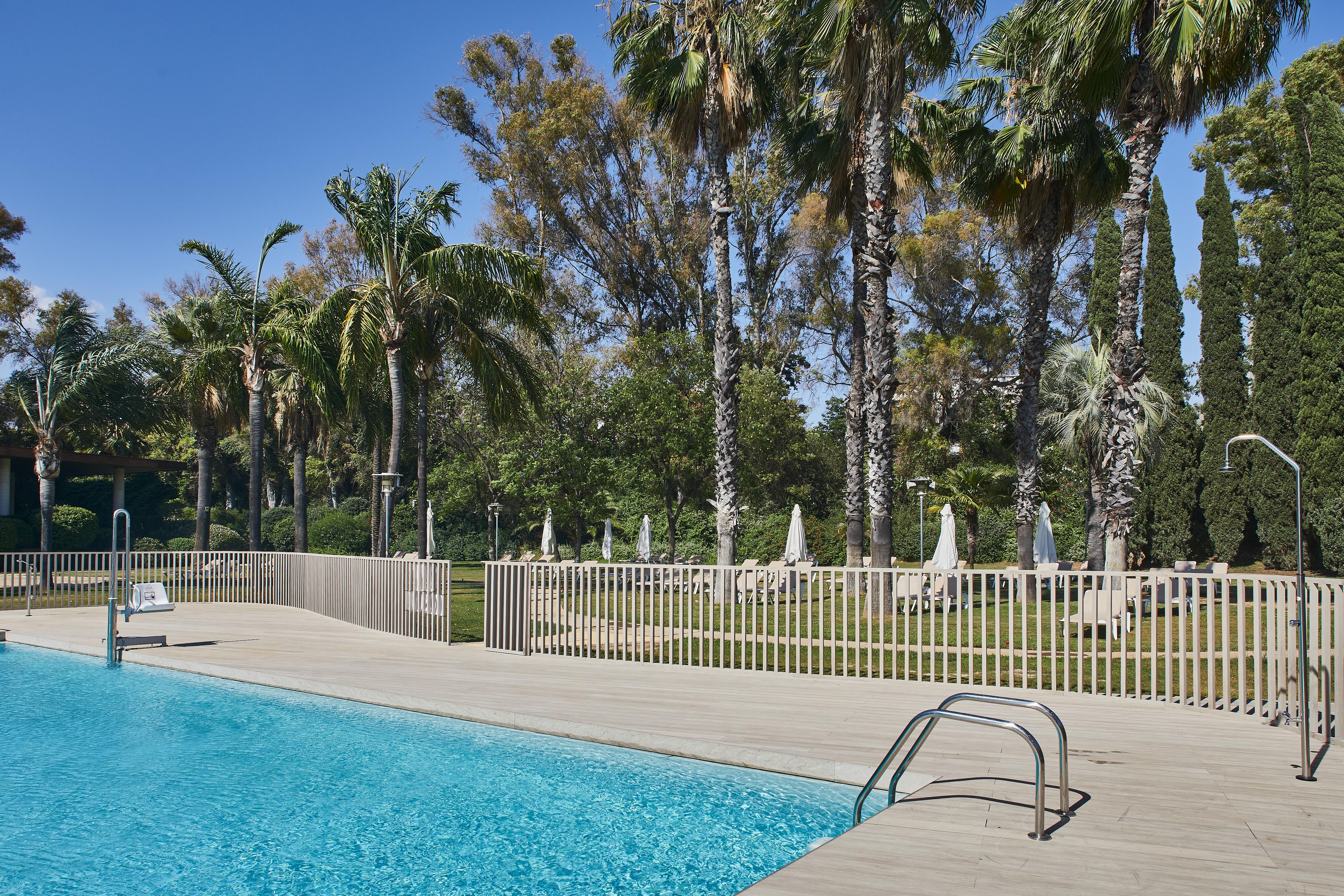 Silken Al-Andalus Palace Seville Exterior photo The swimming pool at the hotel