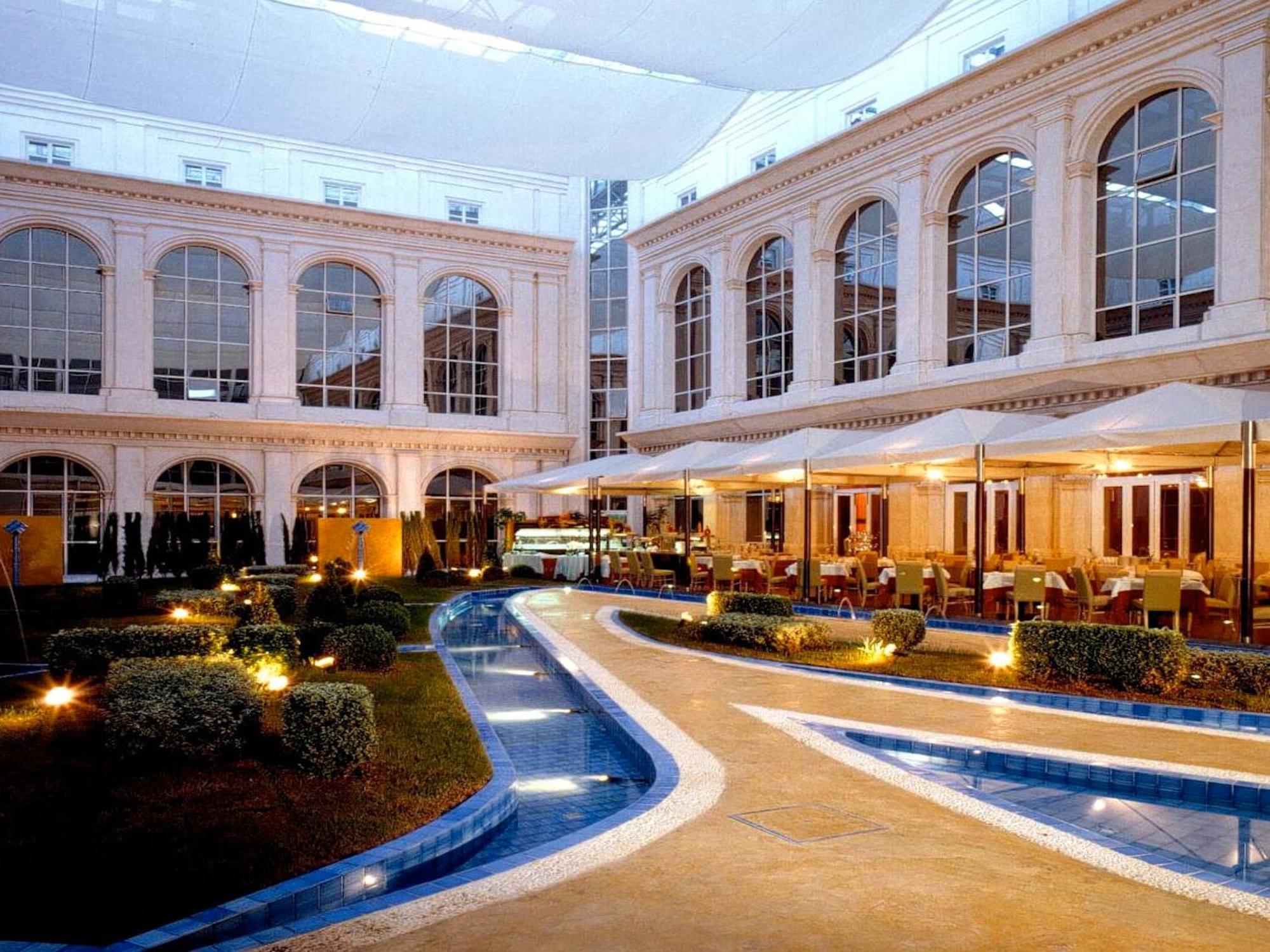 Silken Al-Andalus Palace Seville Exterior photo The hotel's courtyard