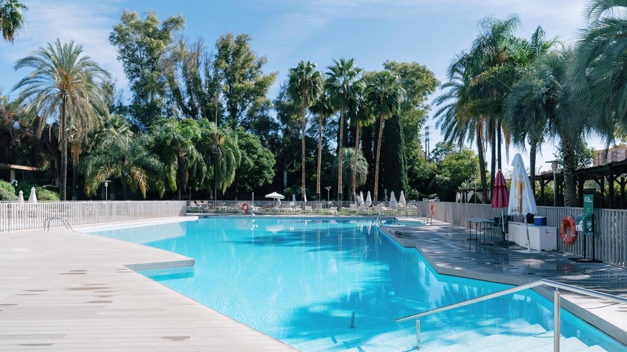Silken Al-Andalus Palace Seville Exterior photo The swimming pool of the hotel