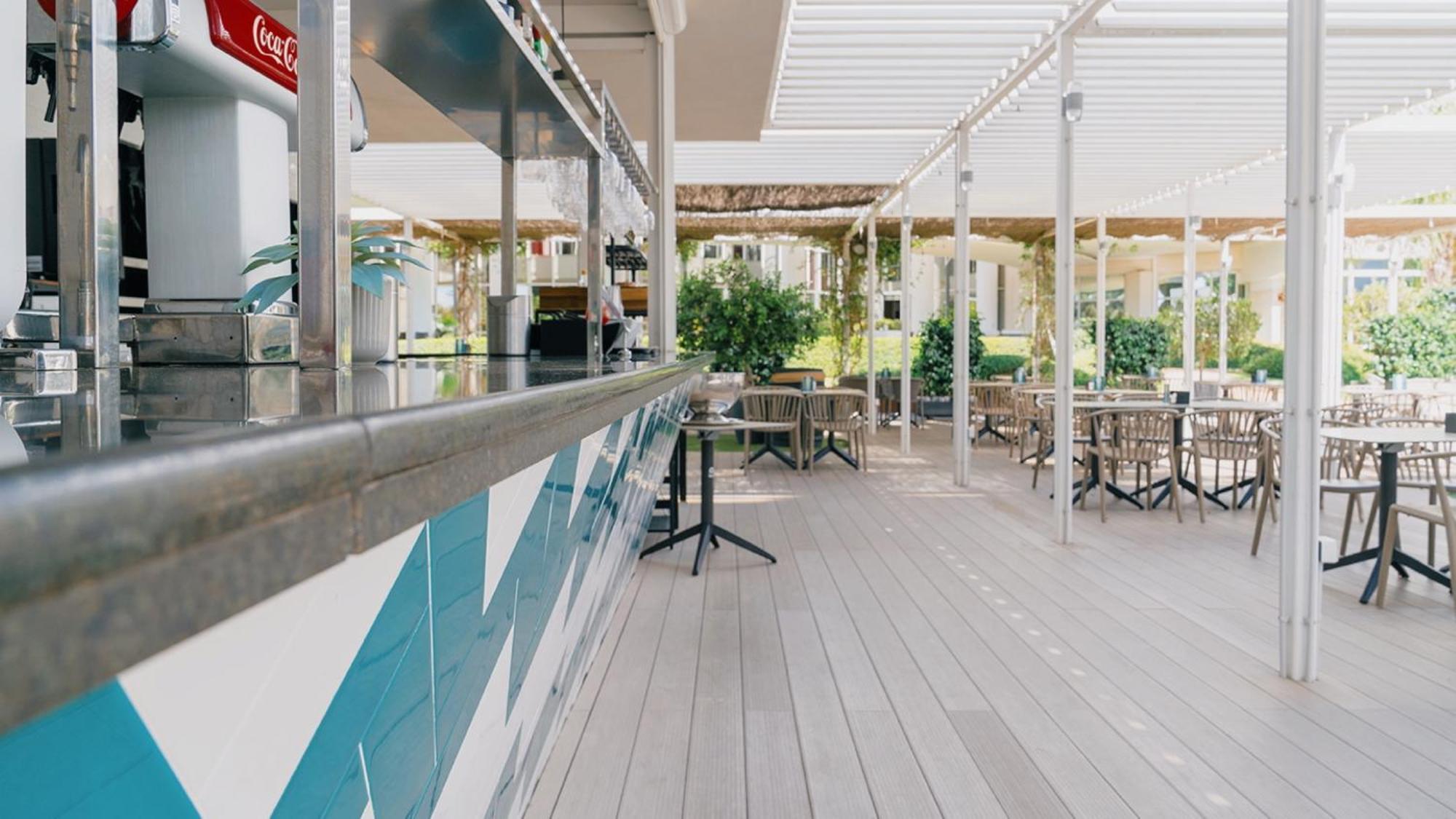 Silken Al-Andalus Palace Seville Exterior photo The beach bar at the resort